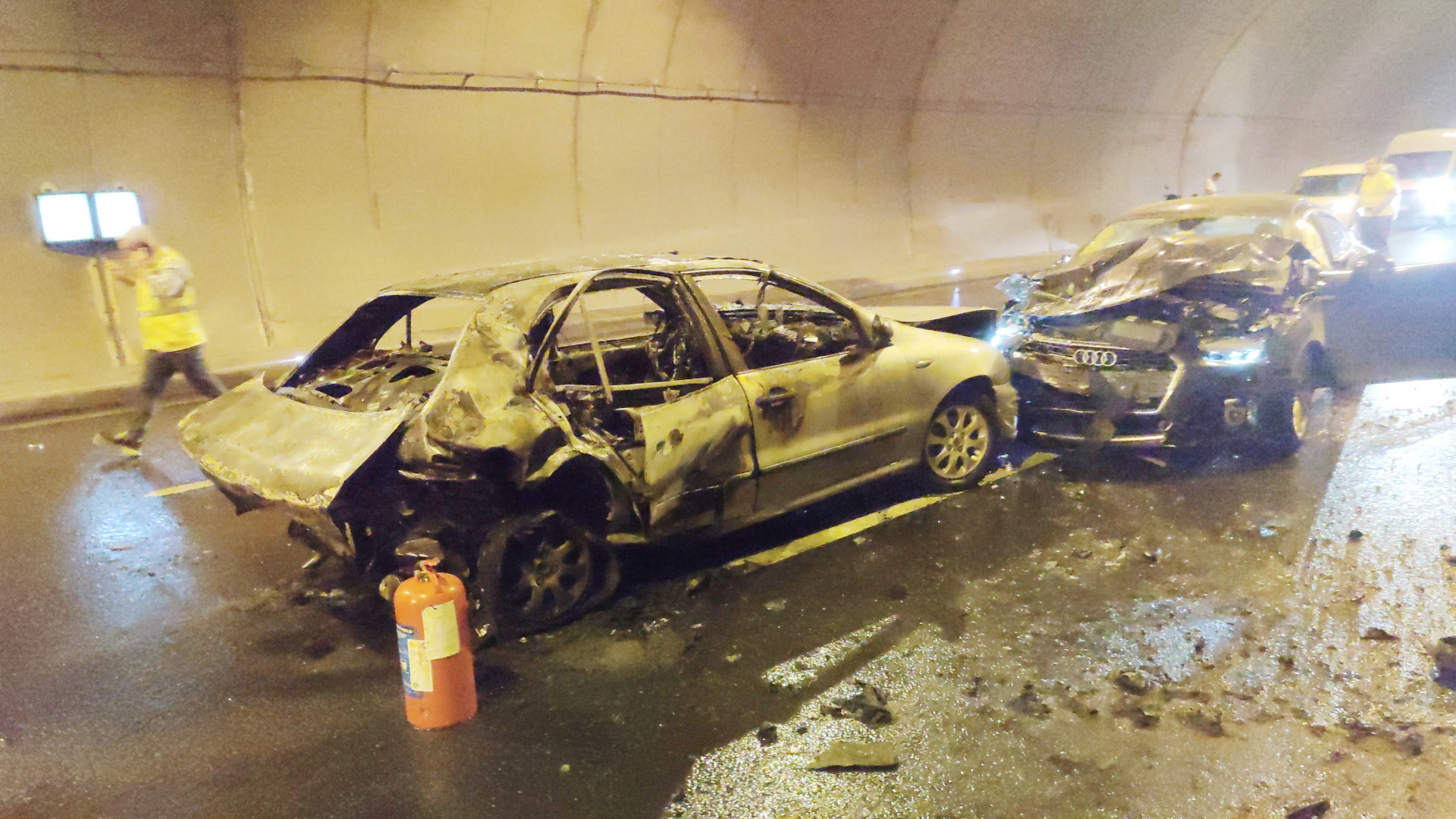 Otoyol tünelinde bir aracın çarptığı otomobil alev aldı