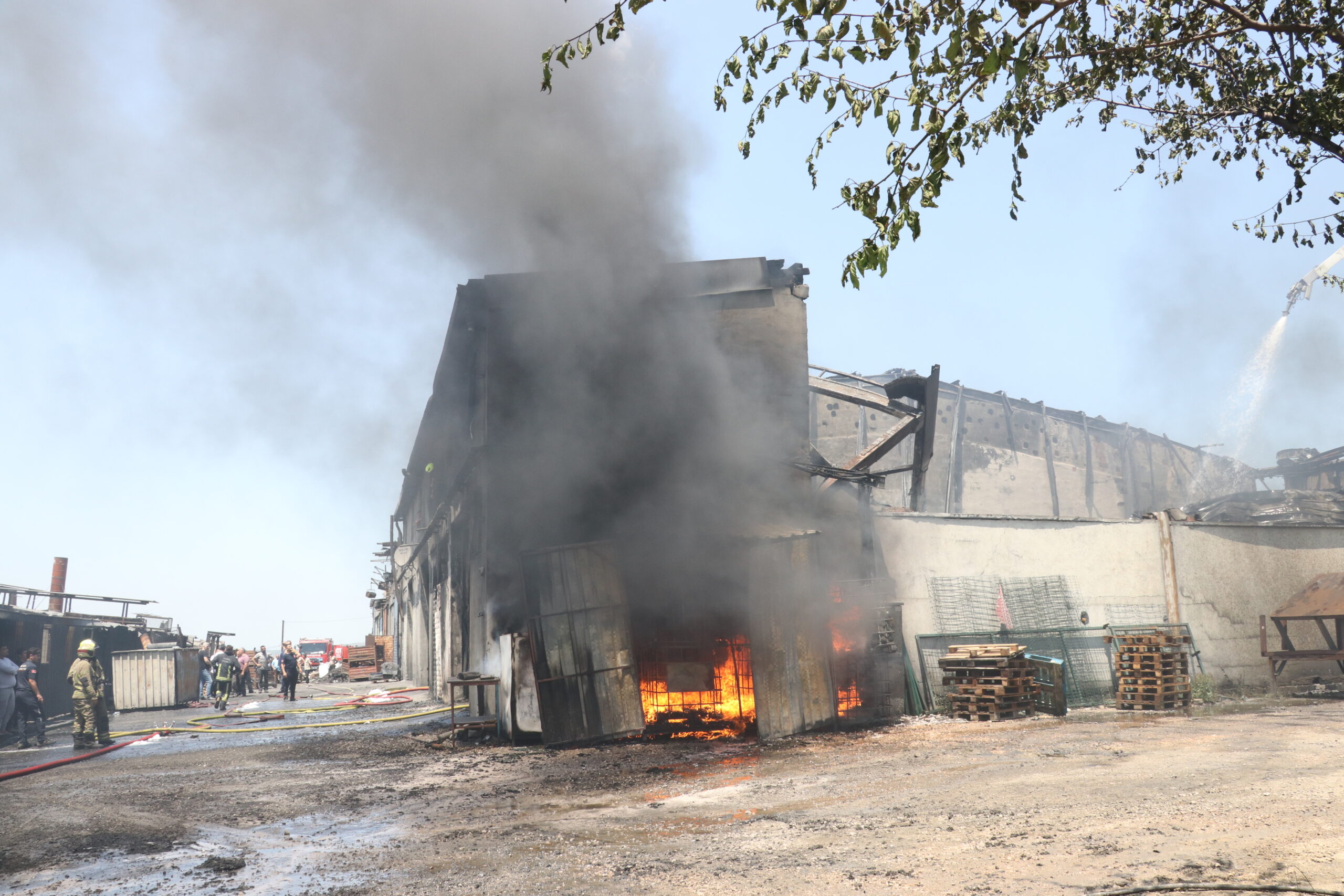 Fabrikada çıkan yangına müdahale ediliyor