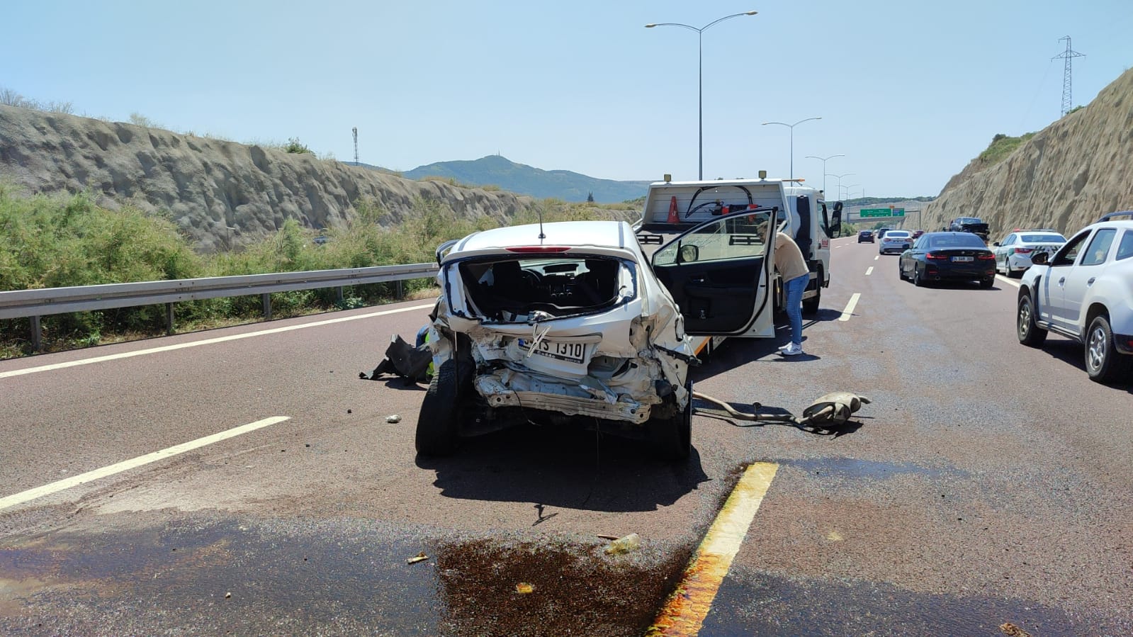 Otoyolda 4 kişinin yaralandığı kaza araç kamerasında