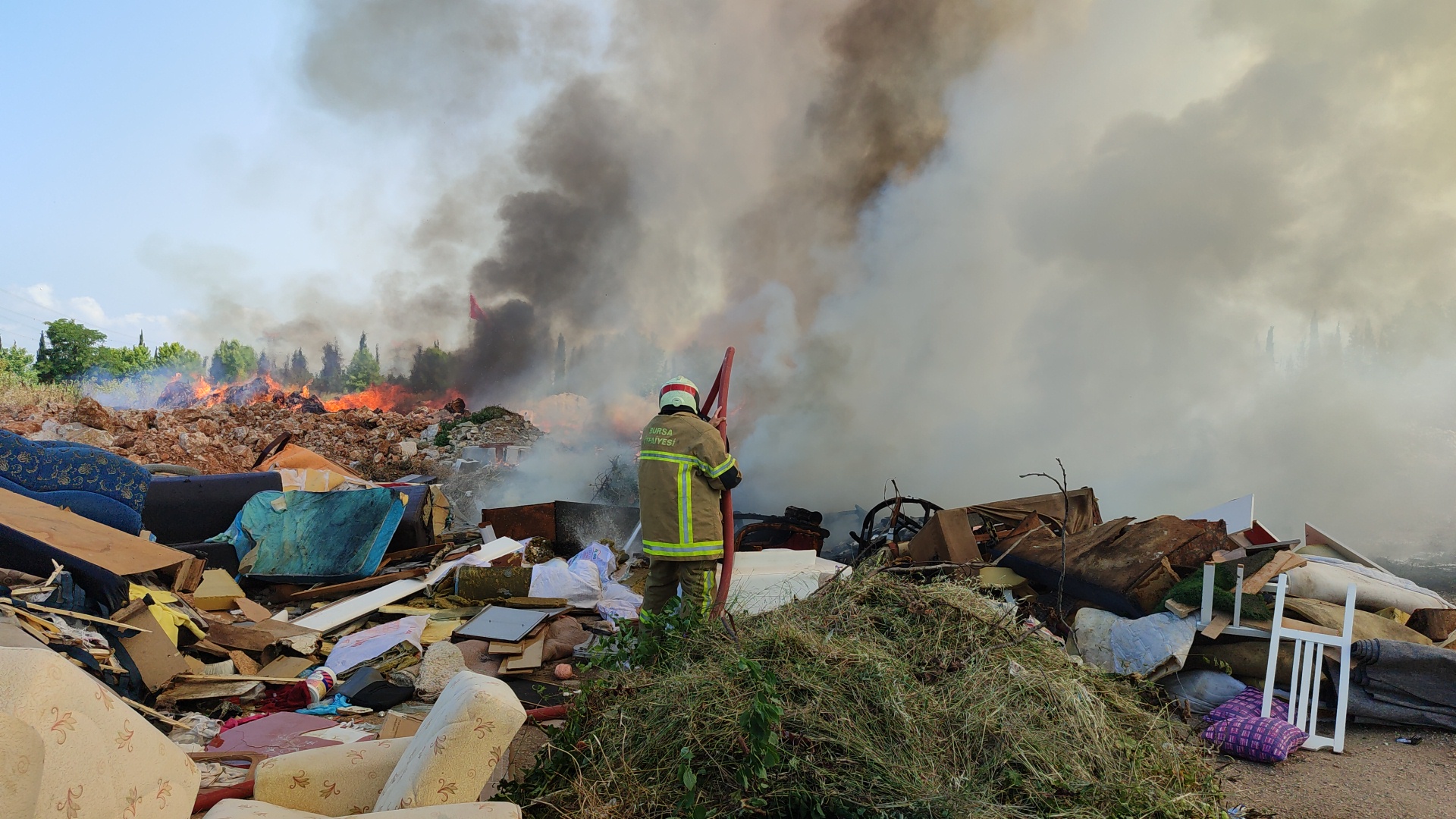 Otokros pisti sahasına dökülen atıklar alev aldı