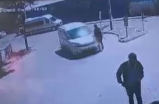 Hafif ticari aracın çarparak altına aldığı kişiyi vatandaşlar kurtardı