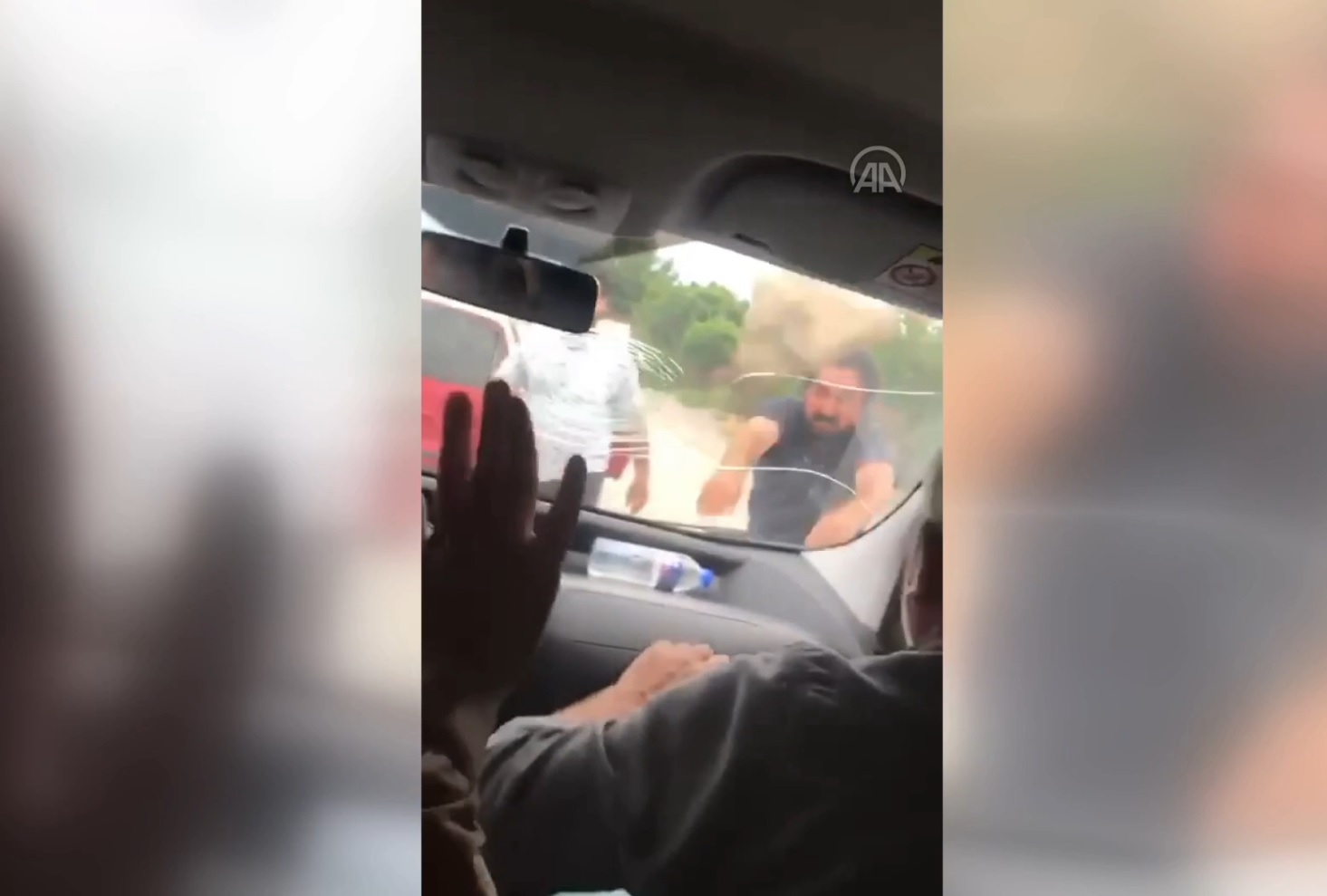 Çocuğunu teslim alan anne ile avukat çift, araçta taşlı bıçaklı saldırıya uğradı