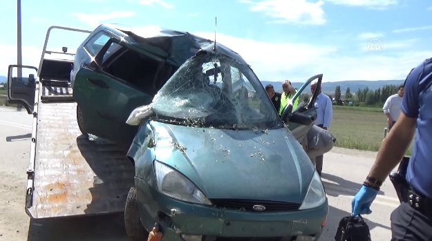 Direğe çarpan otomobildeki 13 yaşındaki çocuk hayatını kaybetti