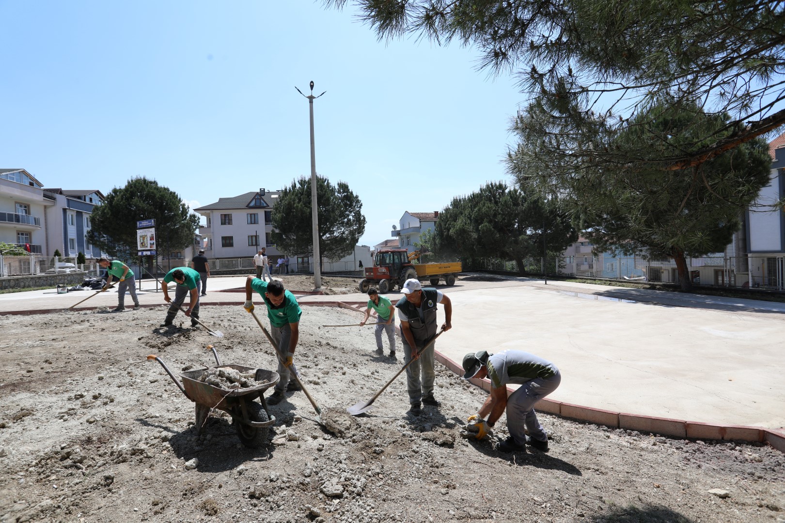 İnegöl’de eskiyen parklar yenileniyor