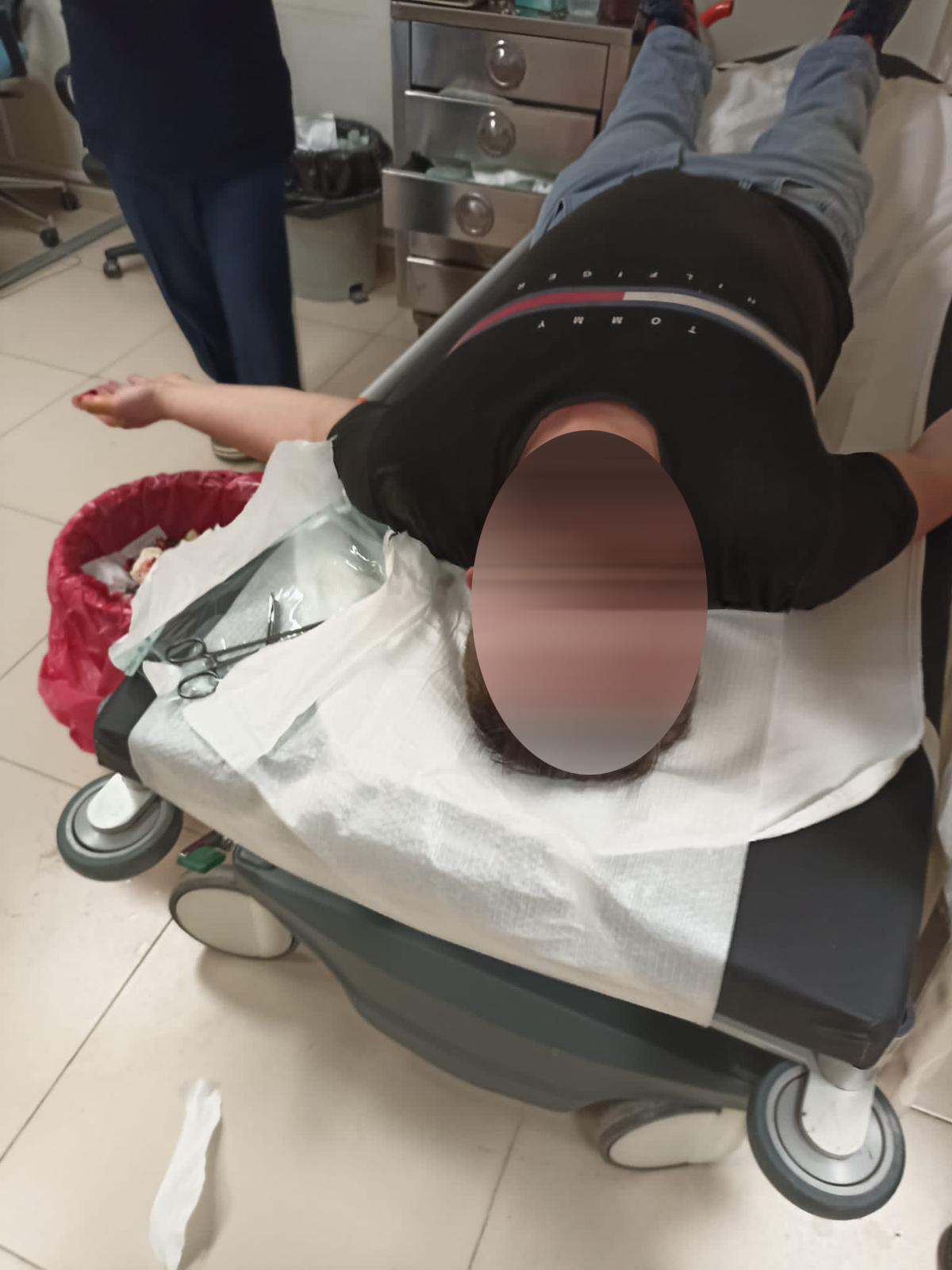 Yanlışlıkla falçata ile kendini kesti