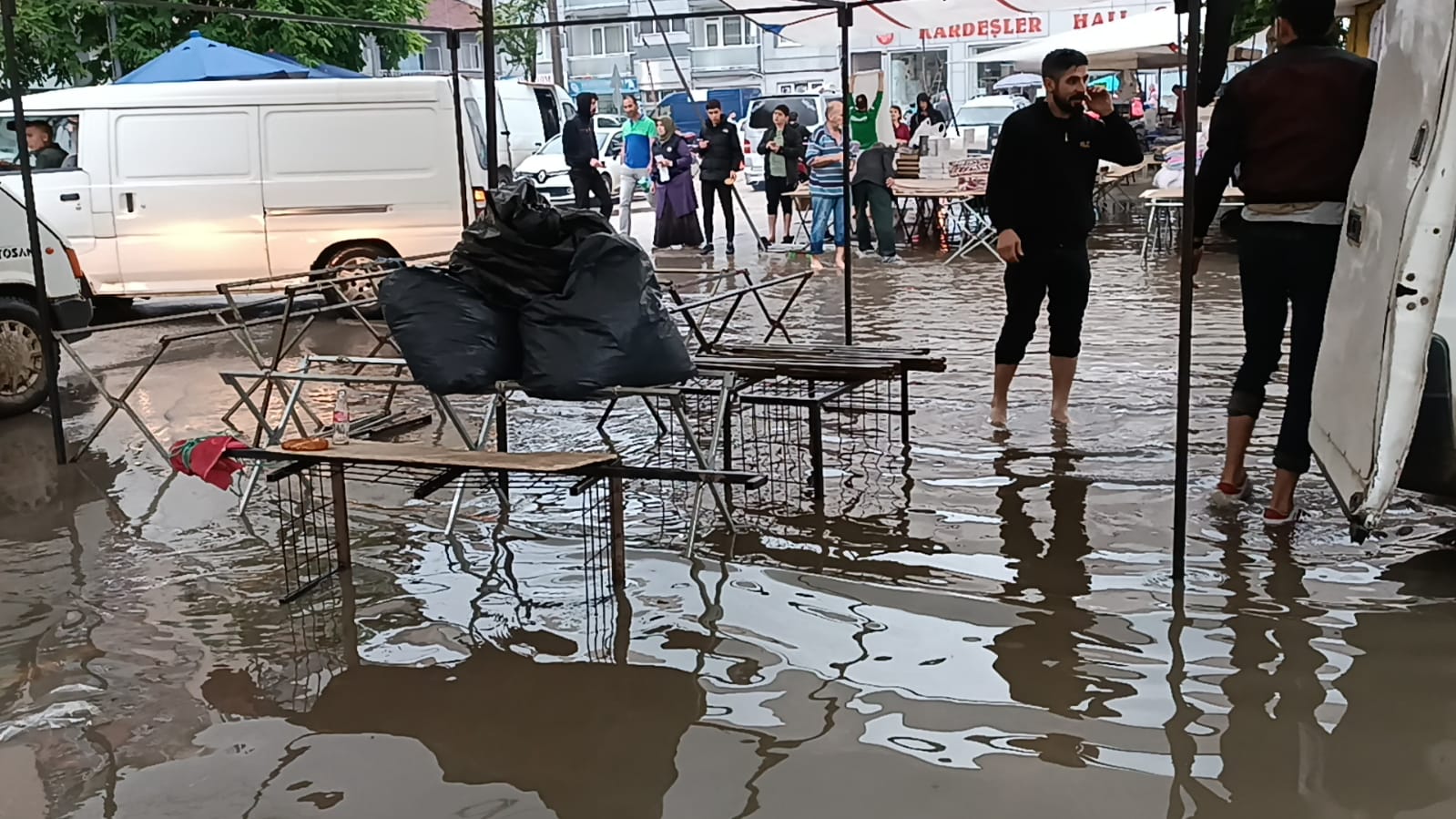 Cumartesi Pazarı sular altında