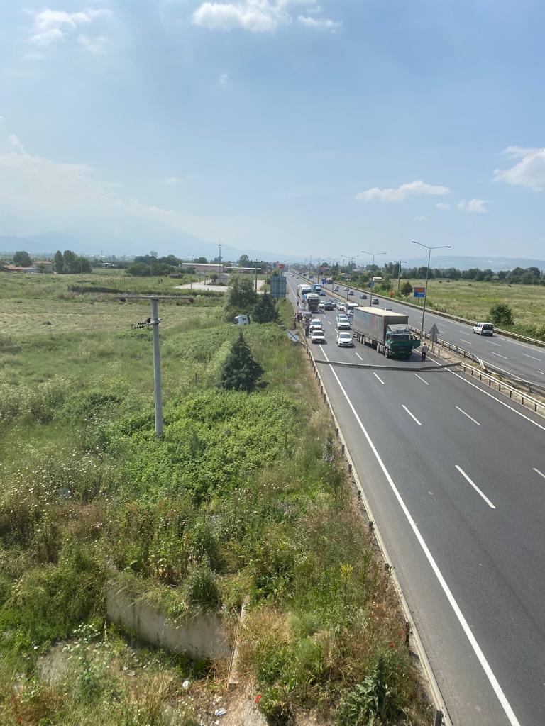 İnegöl’de dehşete düşüren kaza; tır karşı şeride geçti