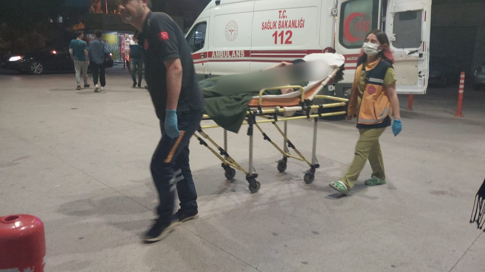 Bıçağı karnına sapladı