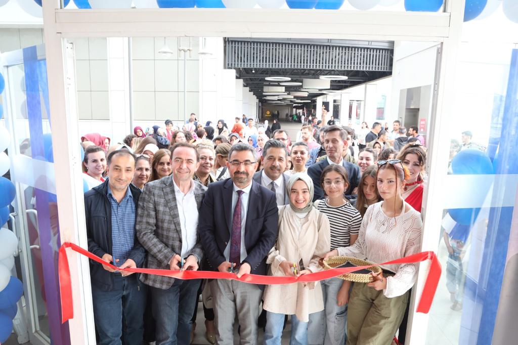 Kursiyerlerin karakalem sergisi izlenime açıldı