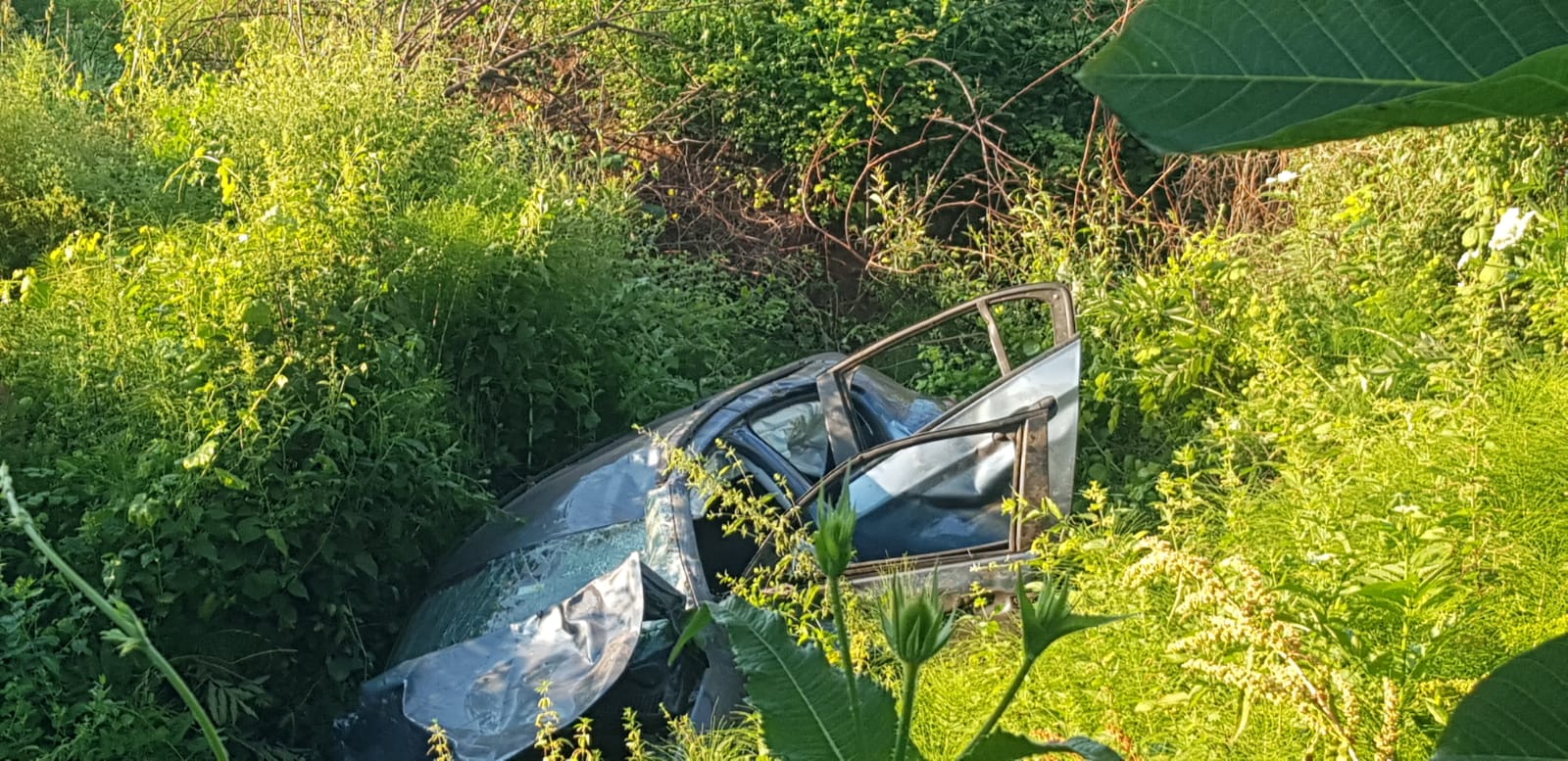 İnegöl’de şarampole devrilen otomobildeki 1 kişi öldü, 2 kişi yaralandı