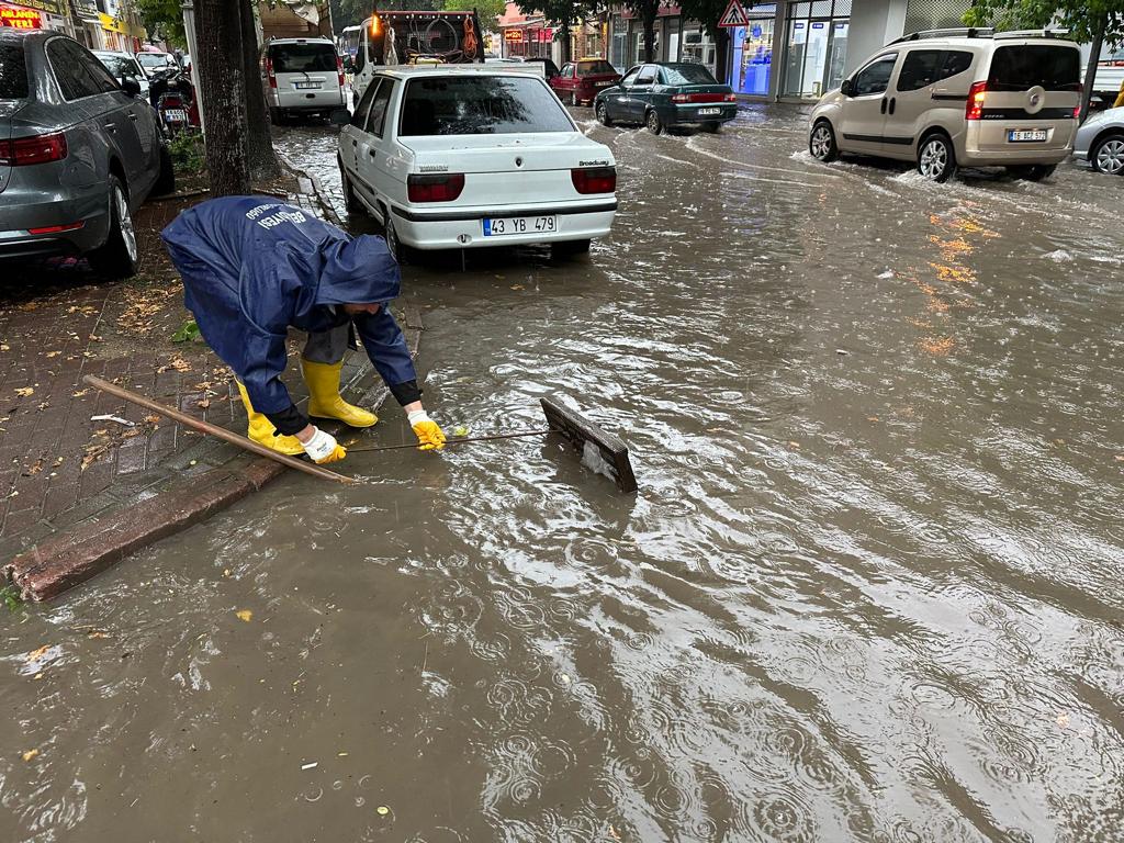 İNEGÖL’DE SAĞANAK YAĞIŞLA TOPYEKUN MÜCADELE
