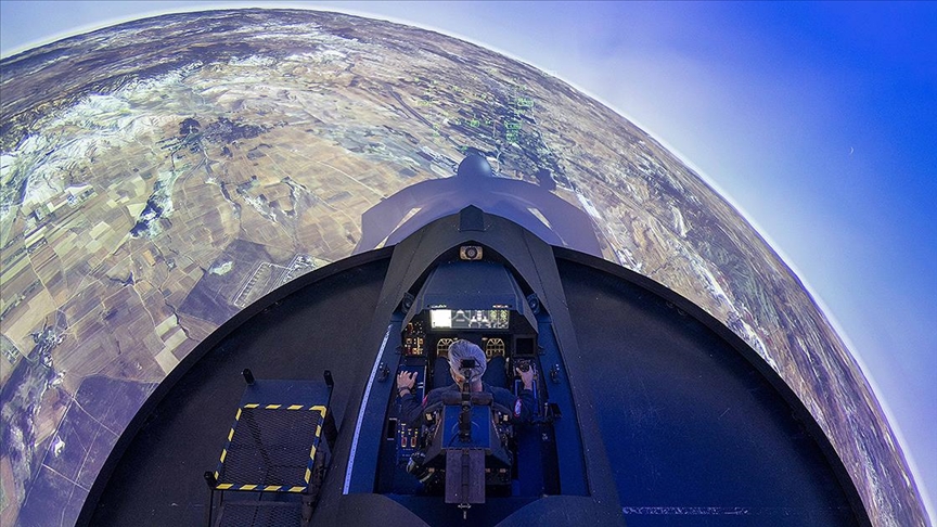 Türk pilotları milli muharip uçak KAAN için simülatörle uçuş eğitimi yapıyor