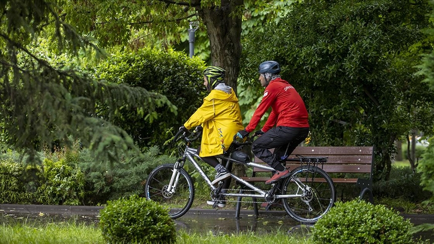 Görme engelli genç karanlık dünyasını pedal çevirerek aydınlatıyor