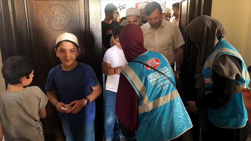 Diyanet İşleri Türk İslam Birliği gönüllülerinden Hatay’daki çocuklara bayramlık