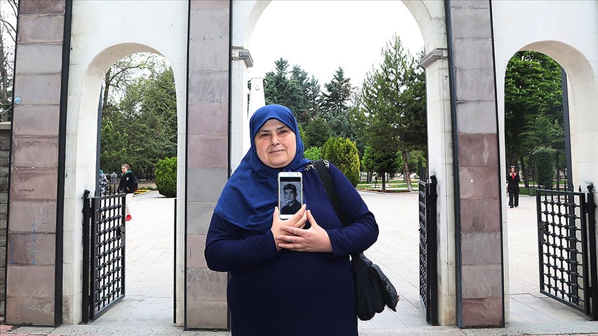 Hiç görmediği babasının kabrinin Konya Şehitliği’nde olduğunu öğrenen kadından hüzünlü ziyaret
