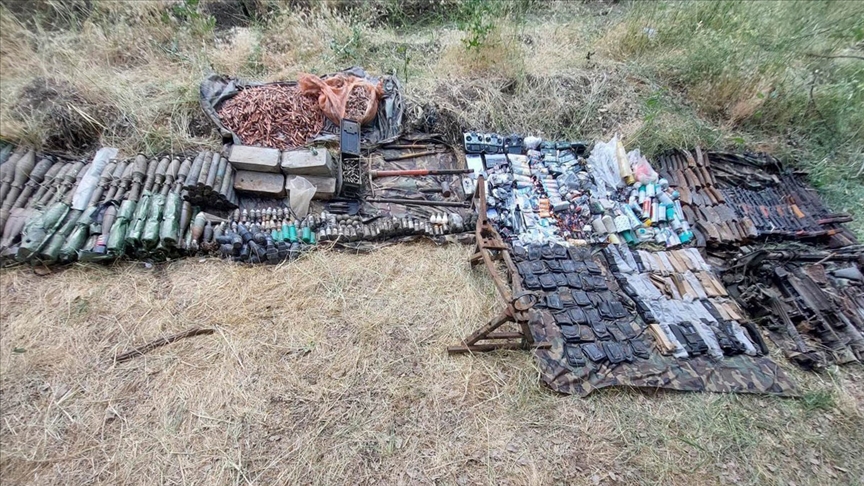 Mehmetçik, Irak’ın kuzeyinde teröristlerce kullanılan mağara, sığınak ve barınaklara girdi