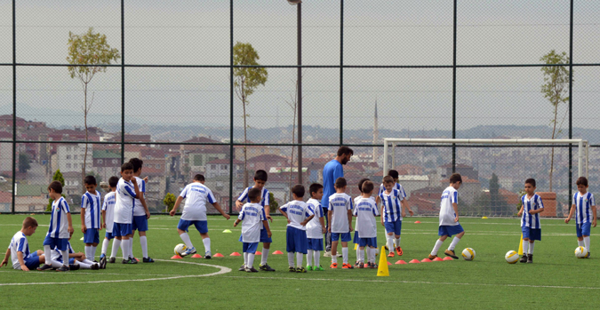 Akhisar Spor yaz futbol okulu start alıyor