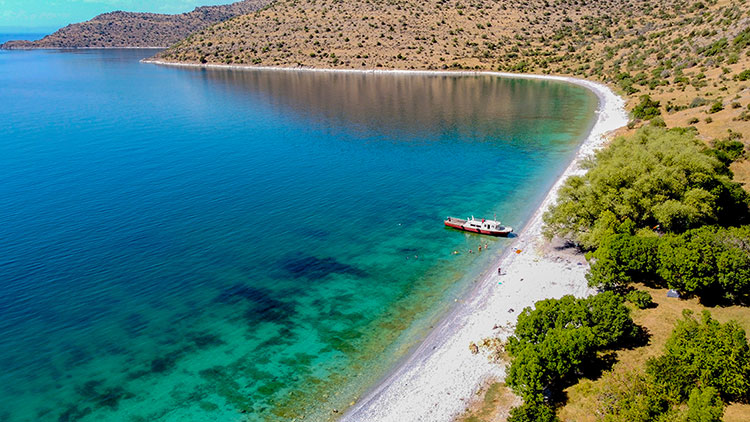 Van Gölü’nün el değmemiş koyları doğaseverlerin yeni rotası oldu