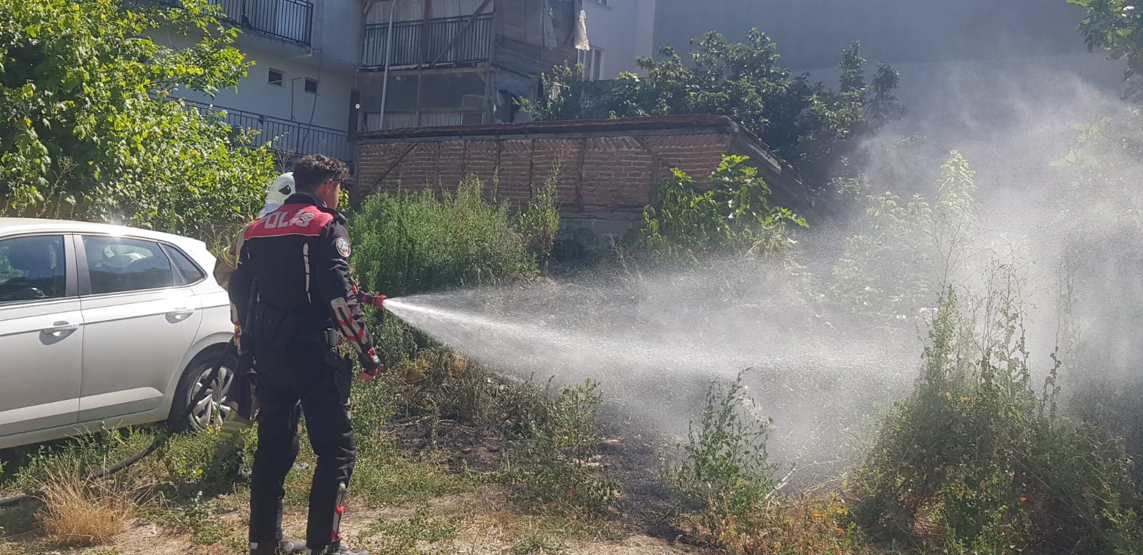 Yeşil alanda alev aldı