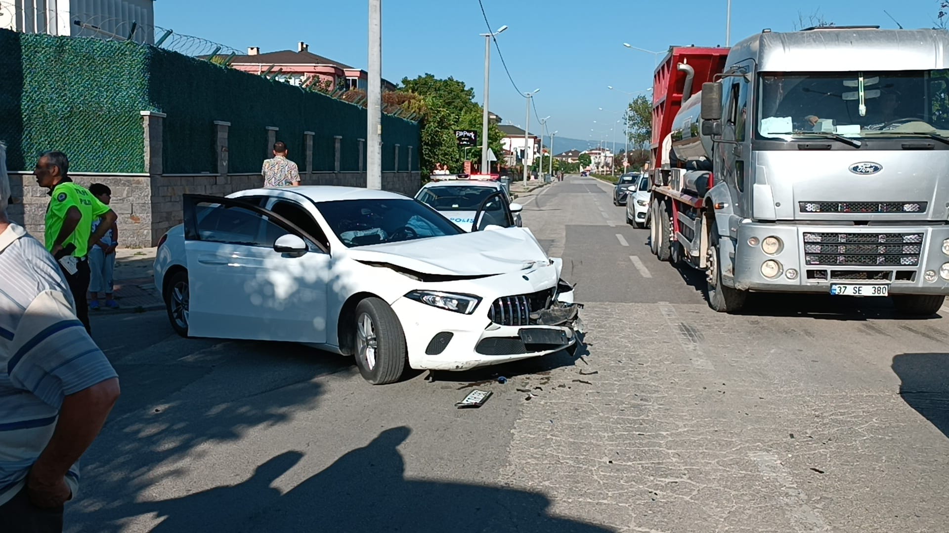 Otomobiller çarpıştı, olan motosiklet sürücüsüne oldu