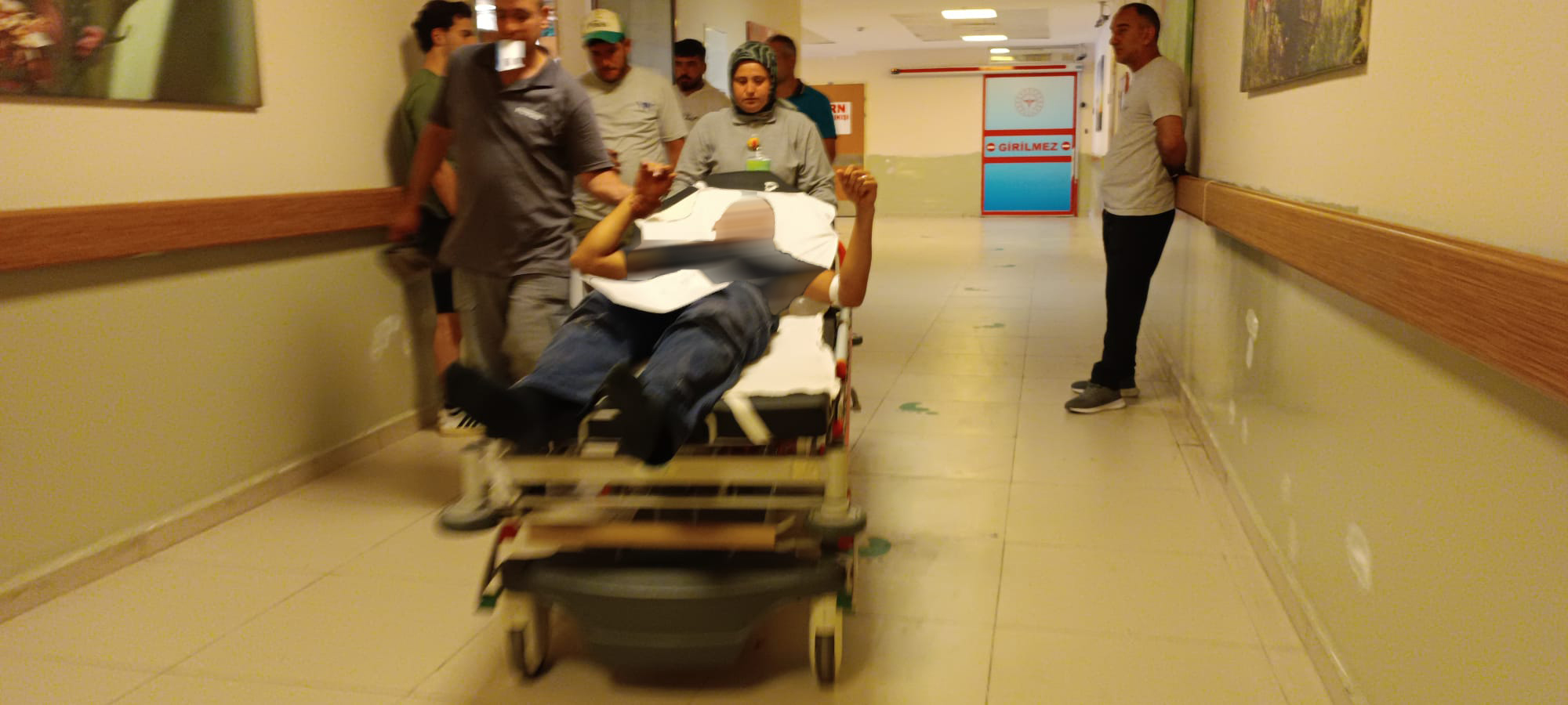 Merdivenden düşen işçi yaralandı