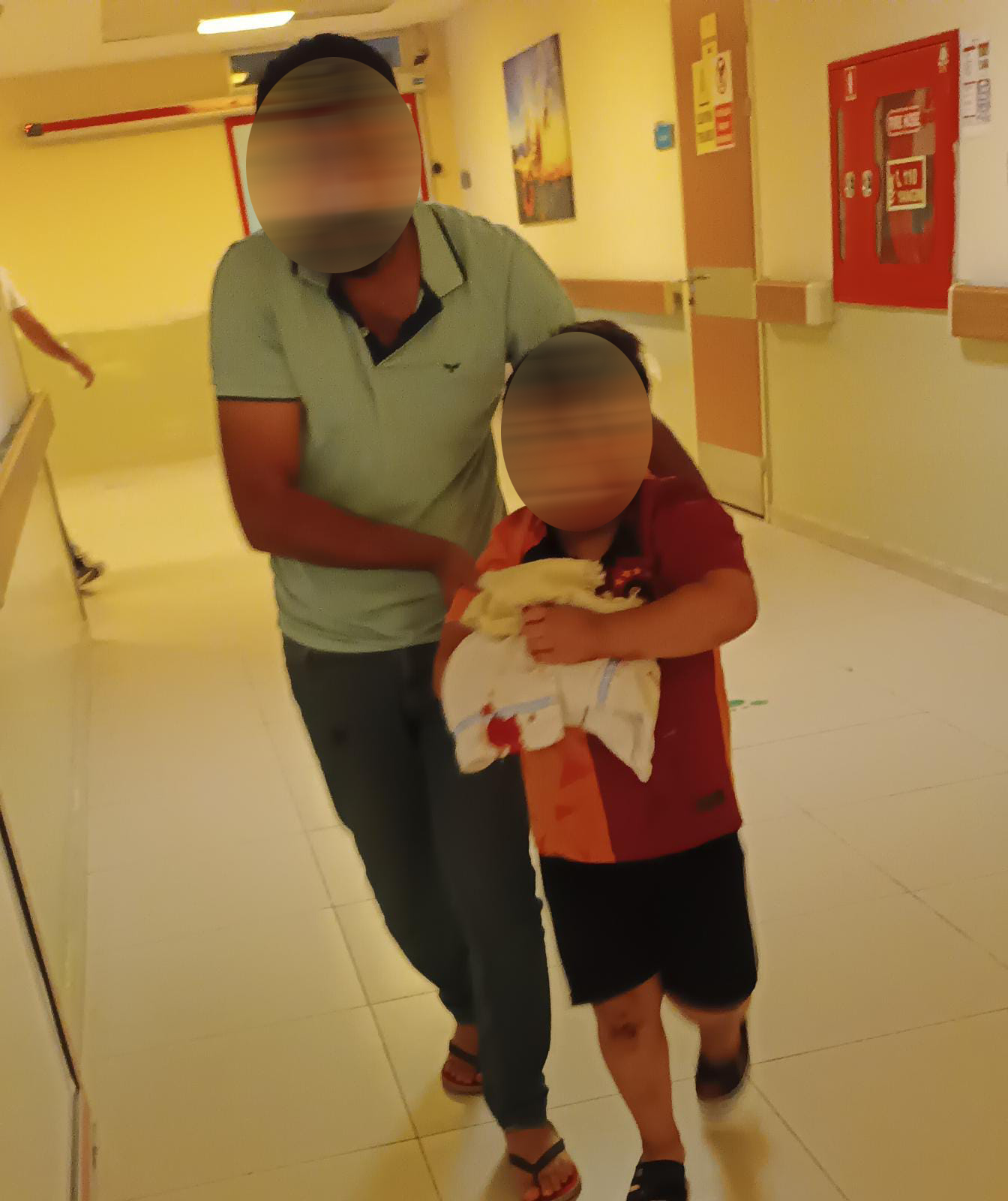 Camın kolunu kestiği çocuk yaralandı