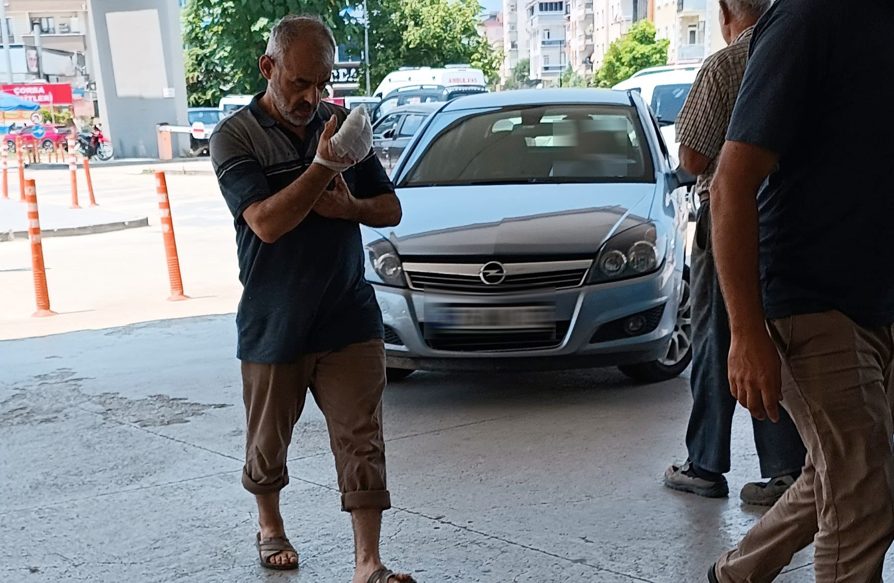 Kesim motoru ile elini kesen kişi yaralandı