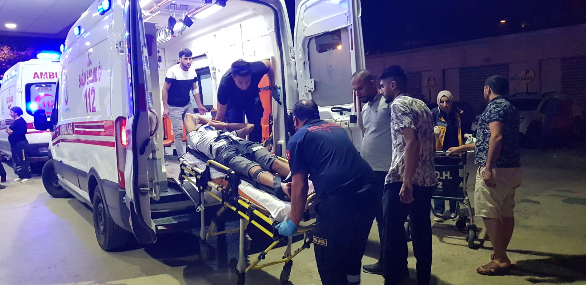 Sahipsiz köpeğin saldırdığı elektrikli motosikletteki 2 kişi düşerek yaralandı