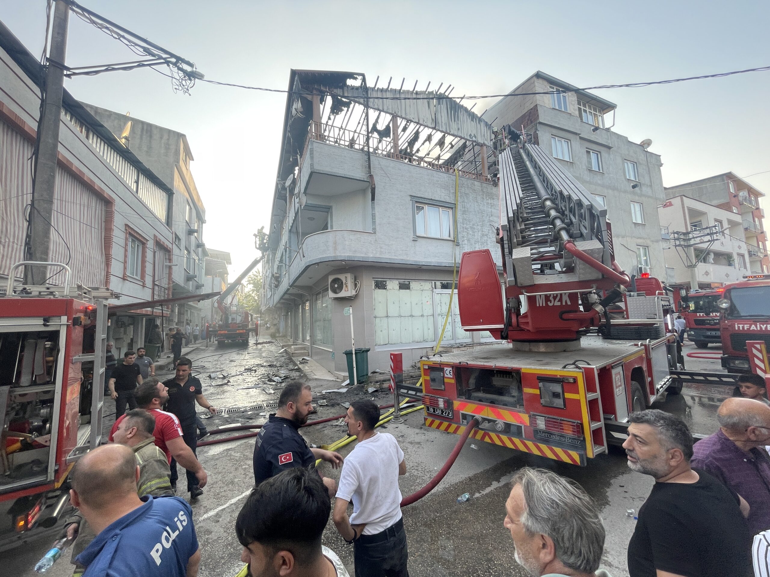 Muhtarın evi alev aldı