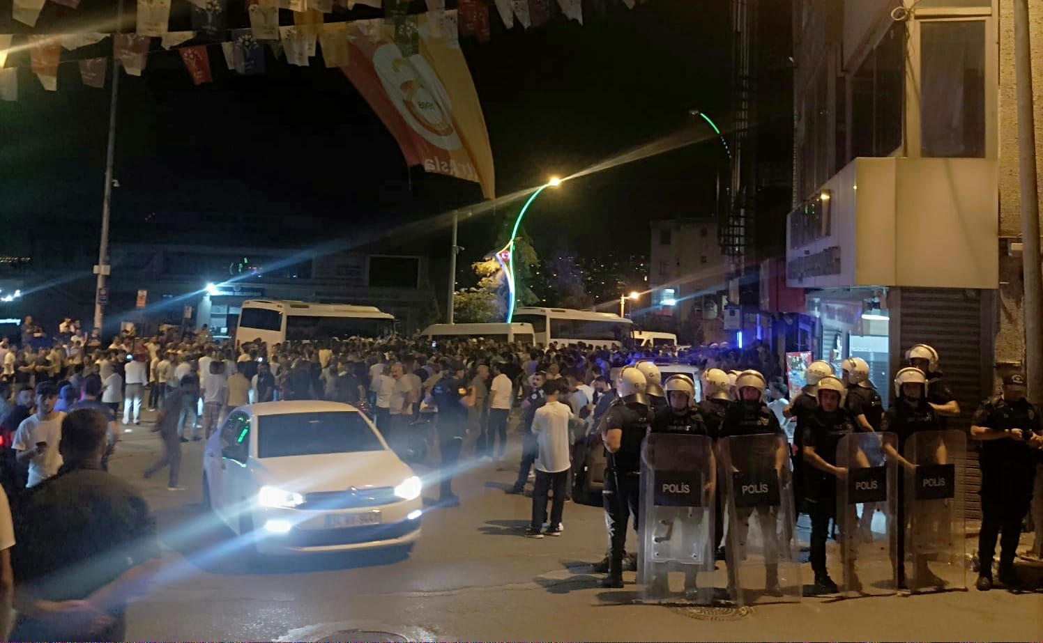 İlçe halkı sokaklara döküldü