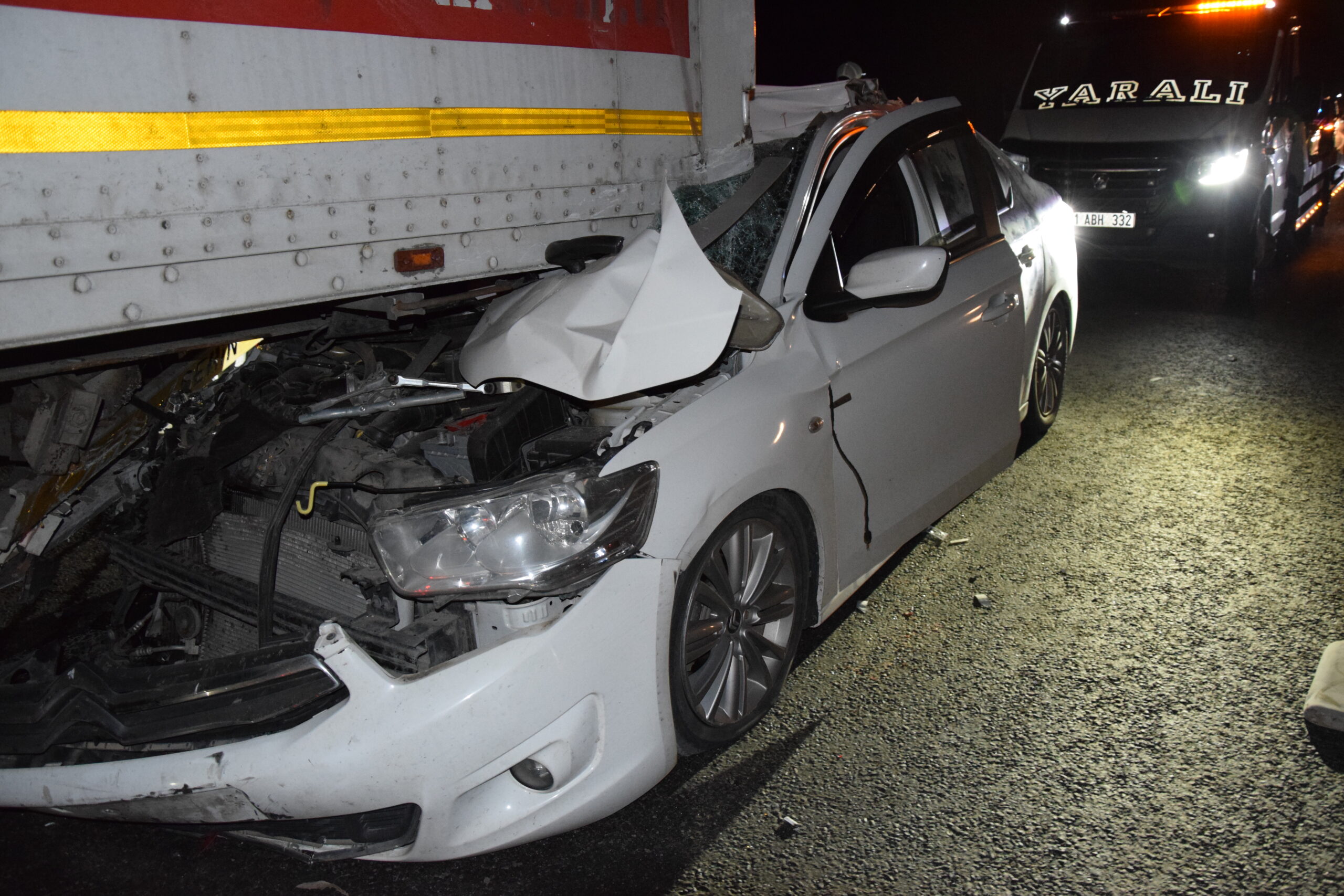 Tıra arkadan çarpan otomobildeki 2 kişi ağır yaralandı