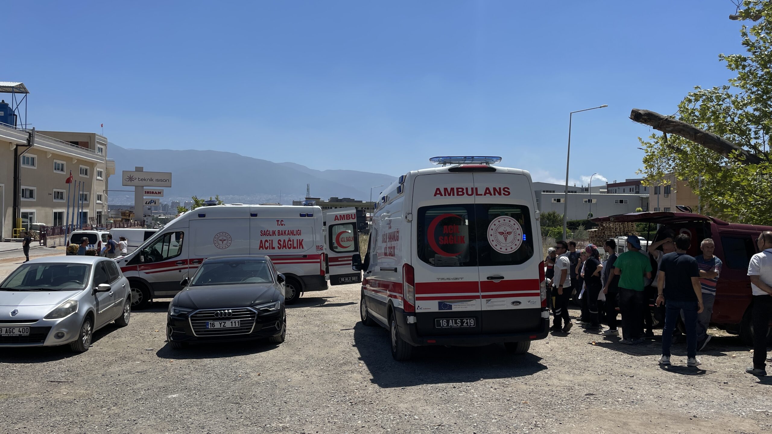 Fabrikada çıkan yangında 3 işçi dumandan etkilendi