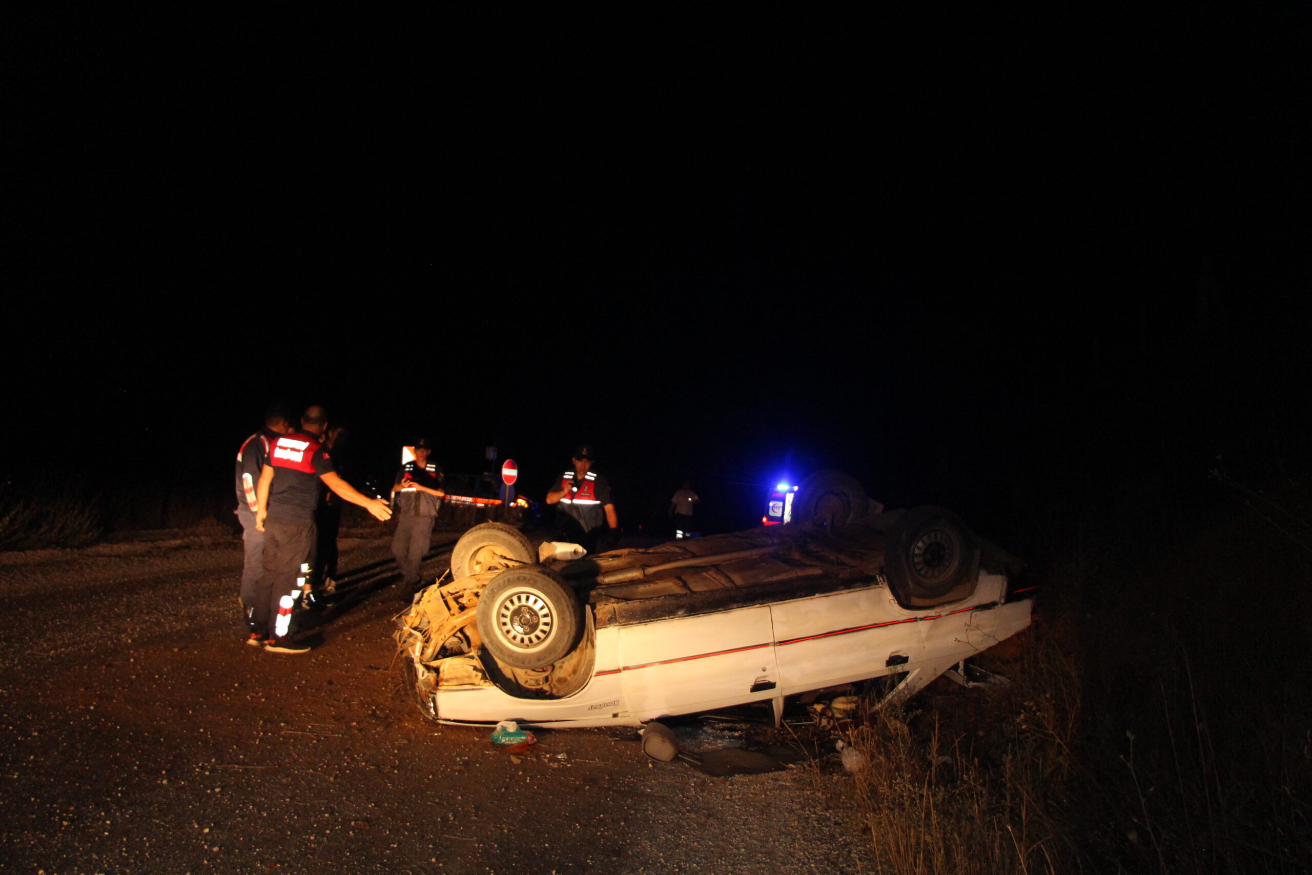 Takla atan otomobildeki 3 kişi yaralandı