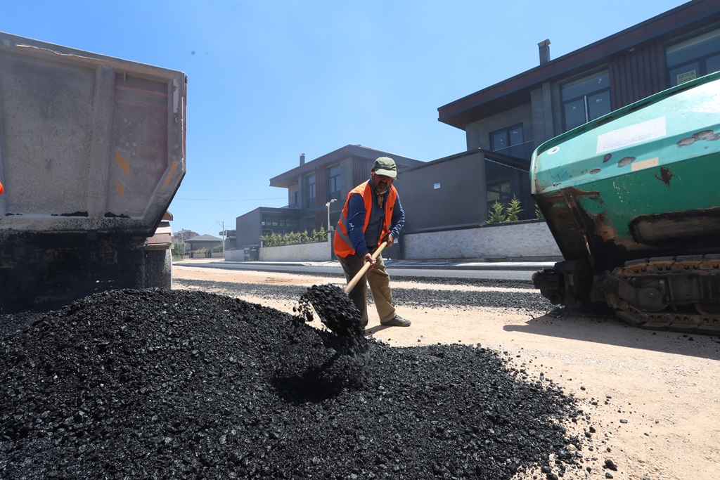 İnegöl’de inşaat süreci tamamlanan  sokaklar asfaltlanıyor