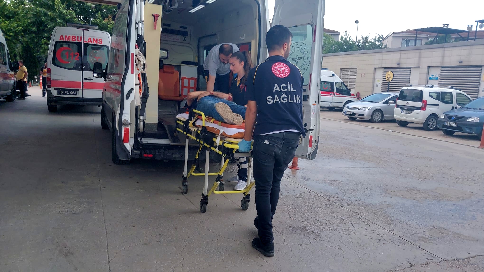 Kalçasına odun saplandı