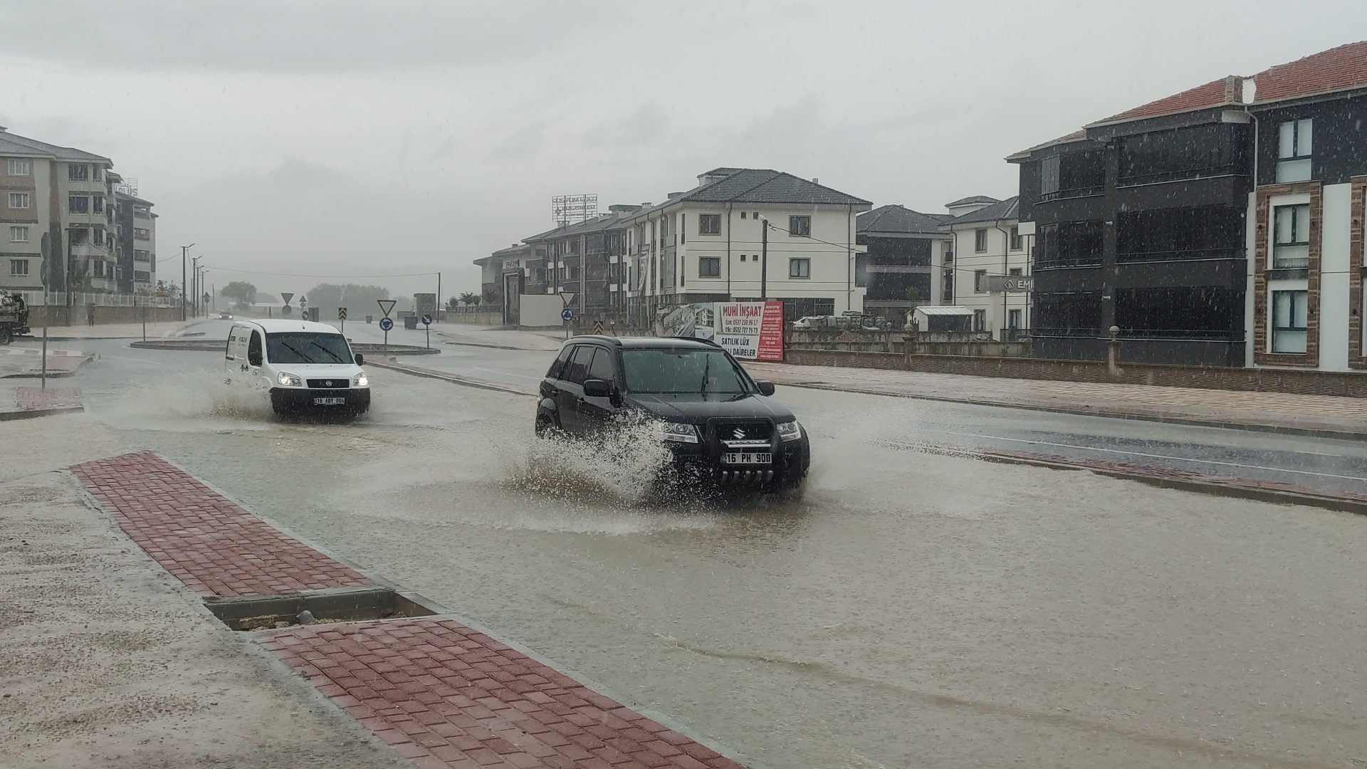 Sağanak yağış yolları göle çevirdi