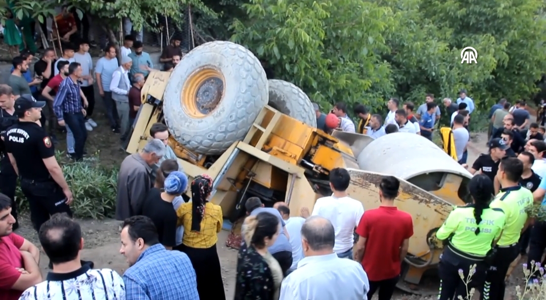 Devrilen silindirin altında kalan çocuk kurtarıldı