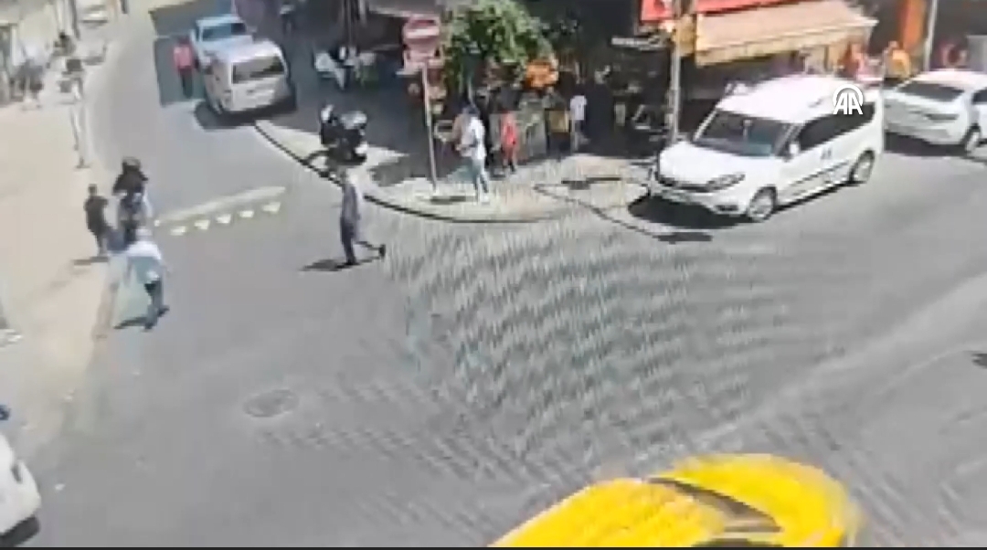 Polisin üzerine atlayarak düşürdüğü motosikletli gasp şüphelisi kovalamacayla yakalandı