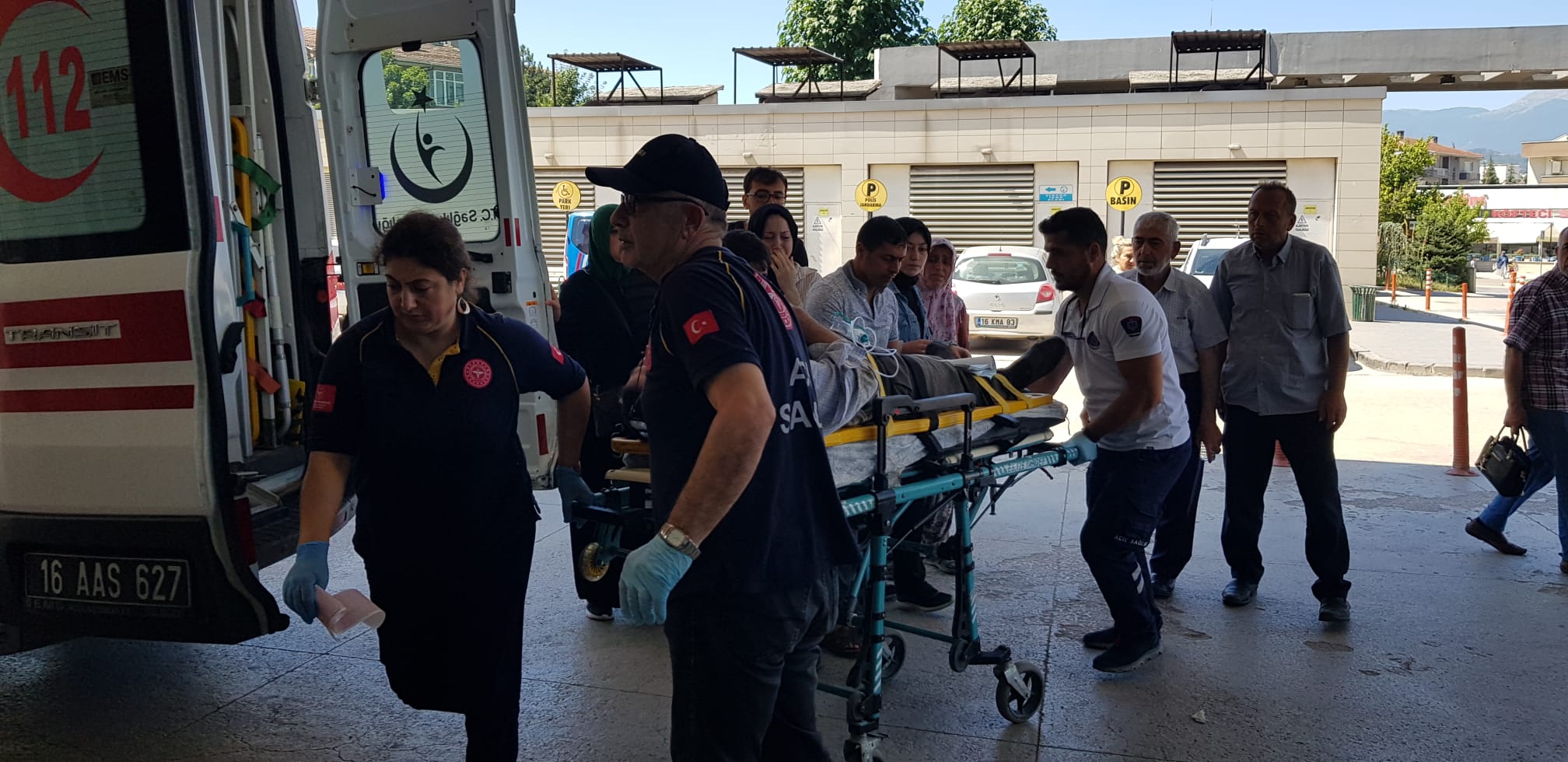 Traktörün altına kalan sürücü yaralandı