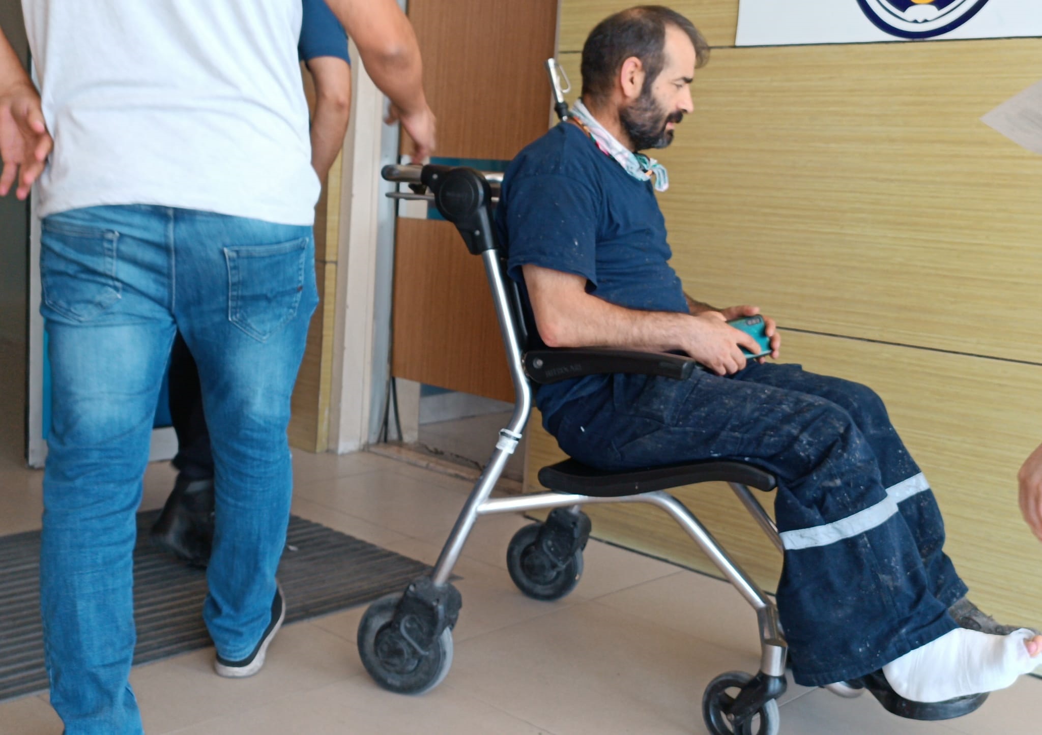 Ayağı paletin altında kaldı