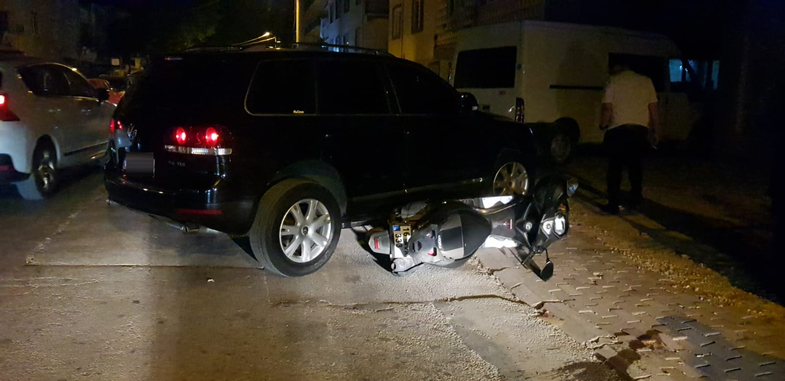 İnegöl’de korkutan kaza cipin altına girdi