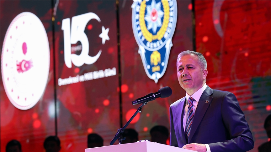 Bakan Yerlikaya: Tarihe isimlerini altın harflerle yazdıran o kahramanlar şanlı sancağı yere düşürmediler