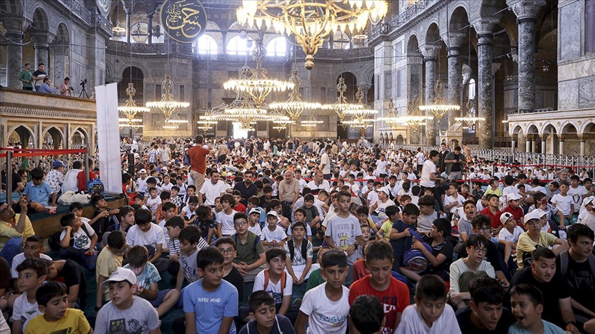 TÜGVA’nın yaz okuluna giden öğrenciler Ayasofya-i Kebir Camii’nde buluştu