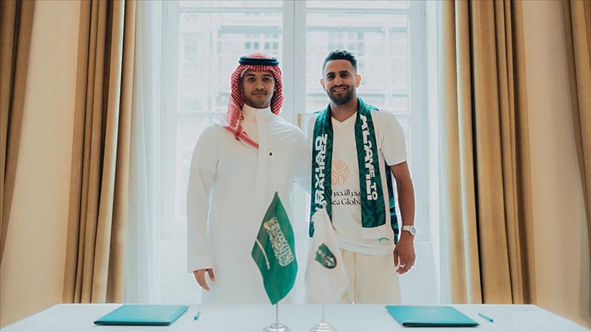 Suudi Arabistan ekibi Al-Ahli, Riyad Mahrez’i kadrosuna kattı