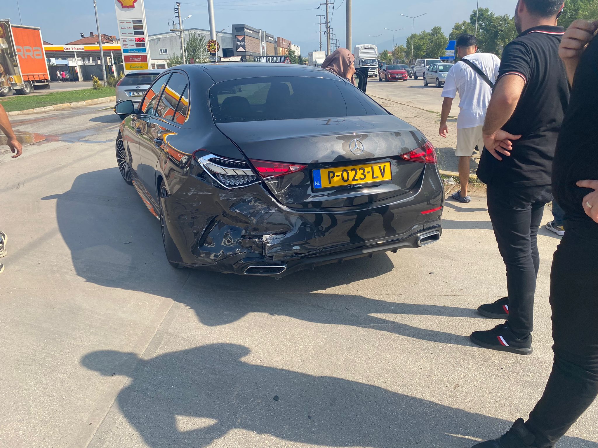 İnegöl’de lüks araçların kazası korku dolu anlara neden oldu