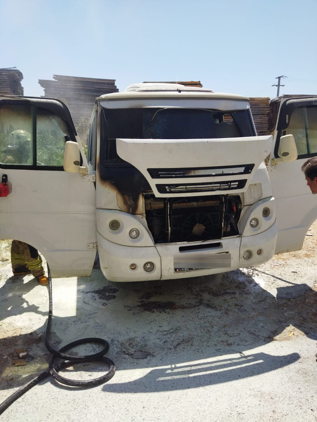 Park halindeki araç alev aldı