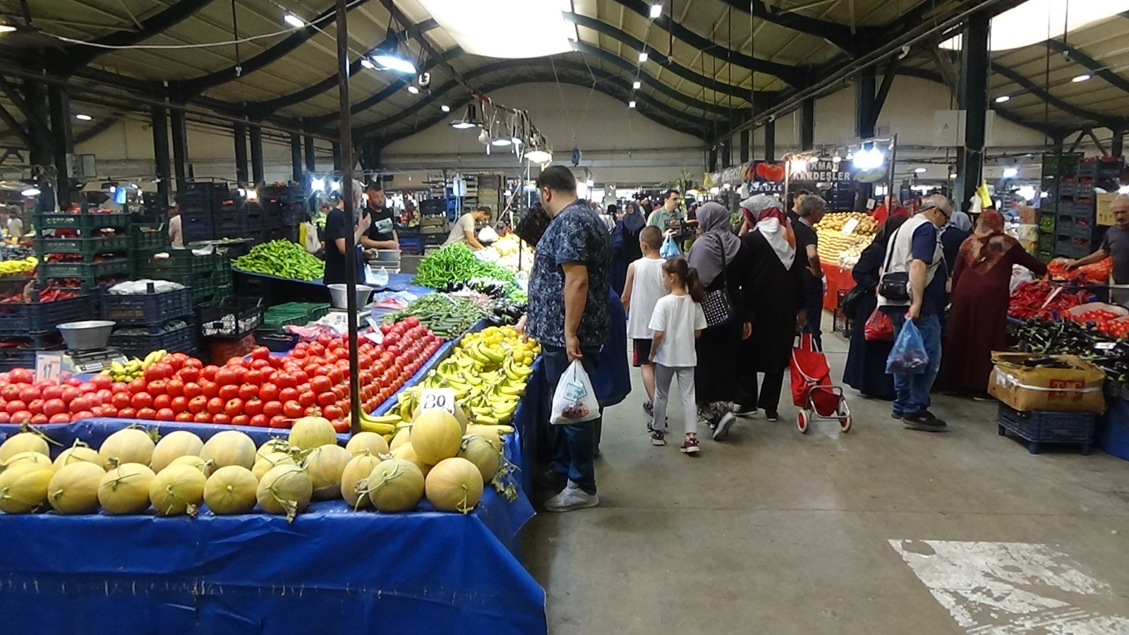 İnegöl’de Pazar fiyatları el yakıyor