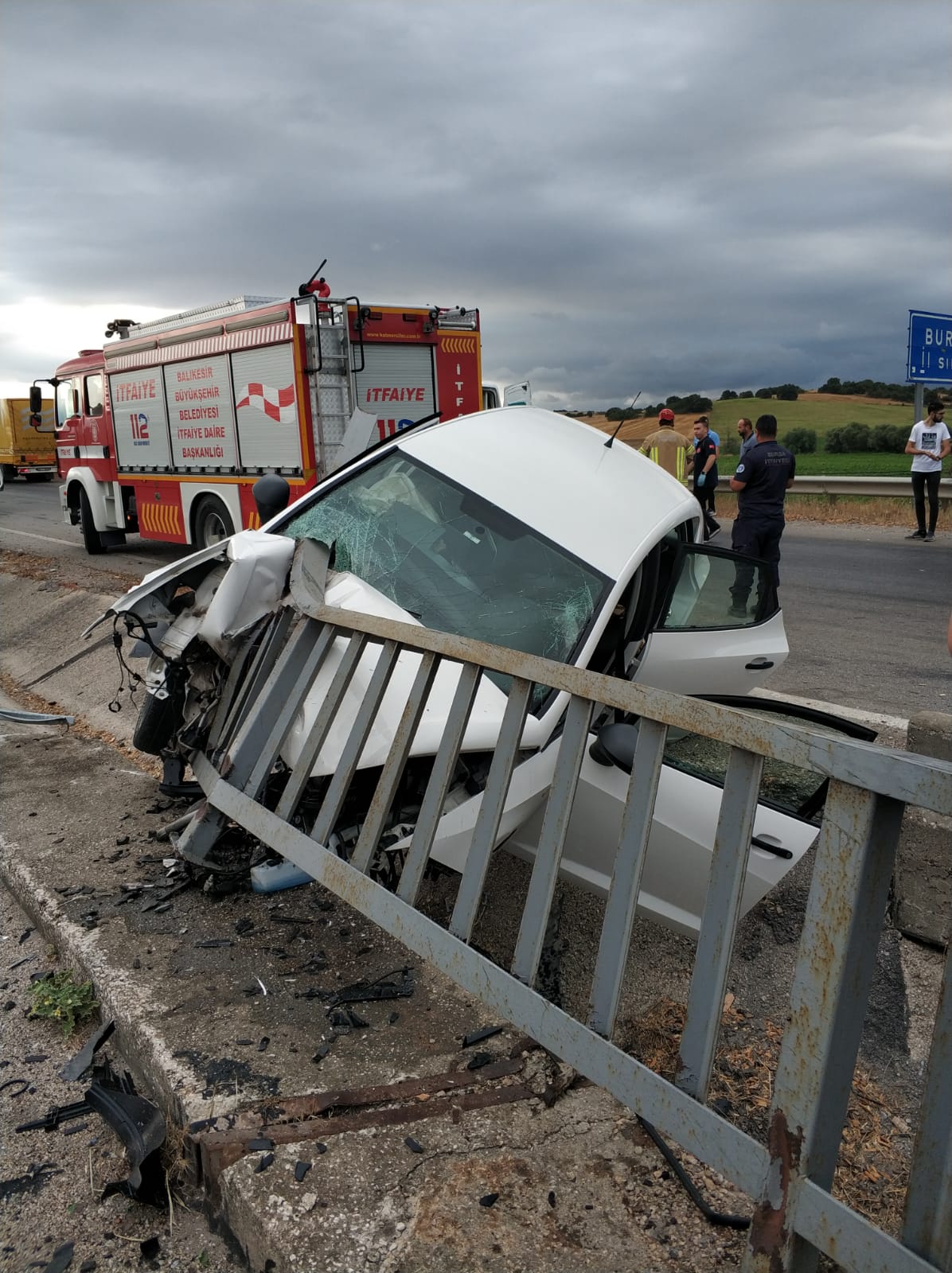 Bariyerlere çarpan otomobildeki 3 kişi yaralandı