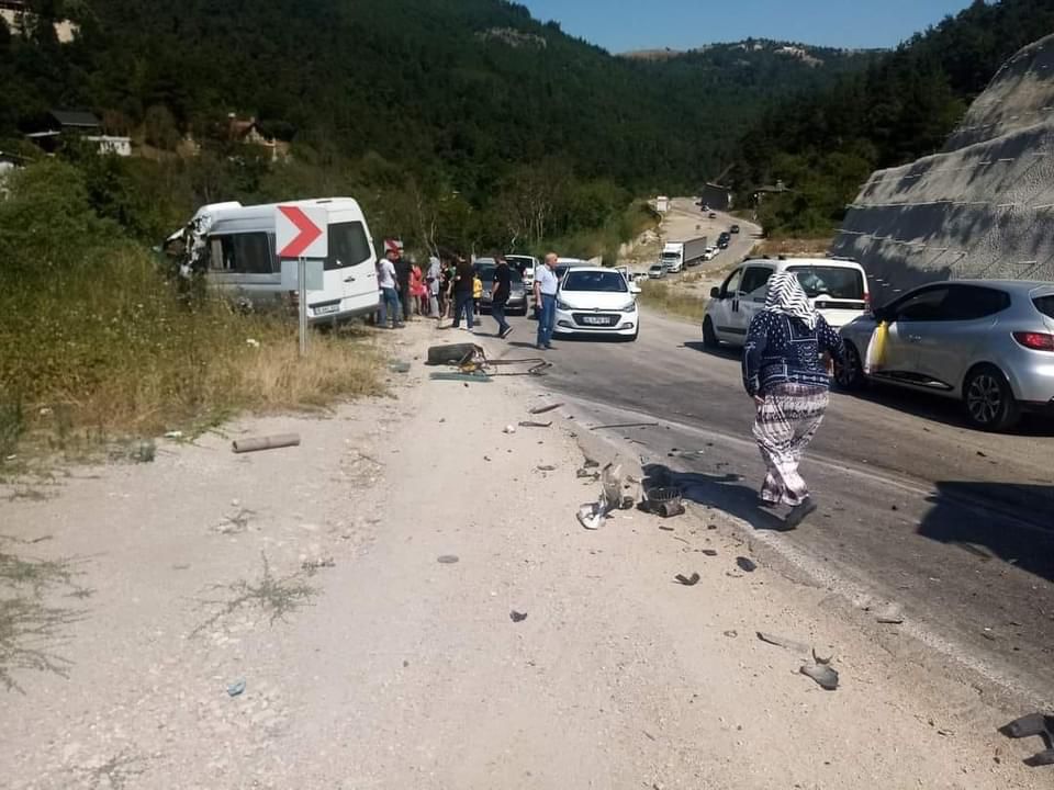 Minibüs ile kamyonun çarpıştığı kazada 1 kişi öldü, 5 kişi yaralandı