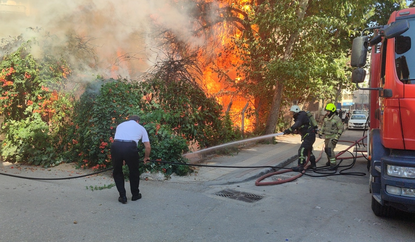 Çıkan yangında müstakil ev zarar gördü